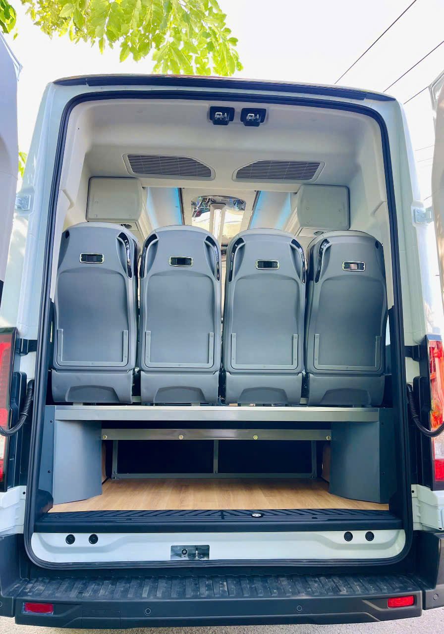 Cốp xe Ford Transit Premium 2024