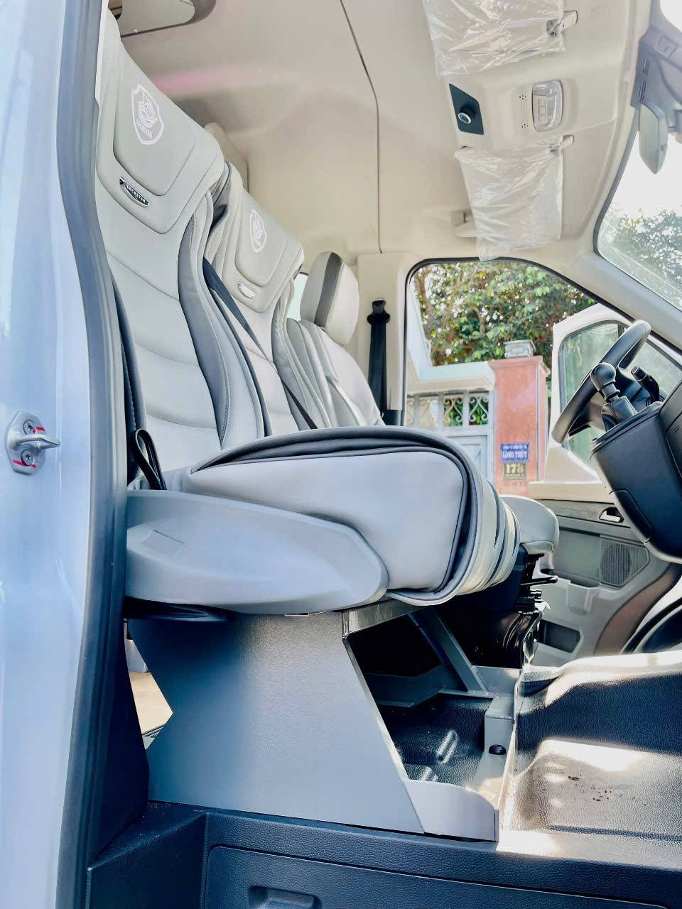 Khoang lái Ford Transit 2024