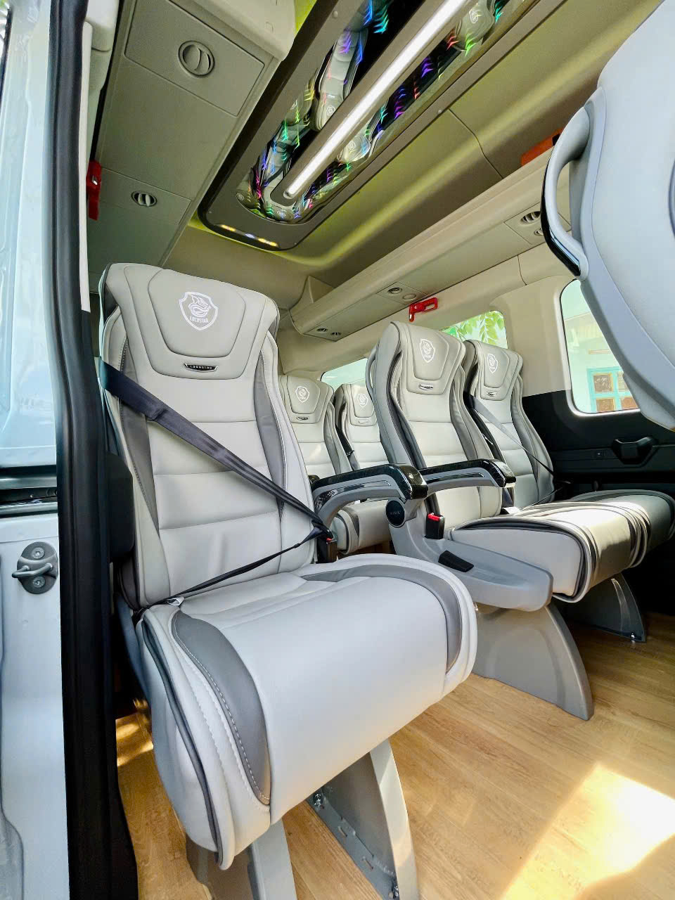 Nội thất Ford Transit mới, độ ghế chữ U